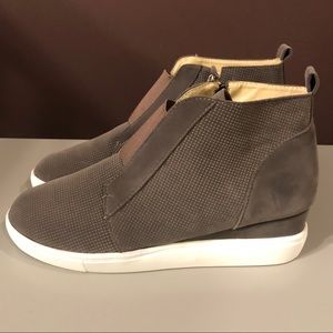 BRAND NEW 🚨Faux leather wedge booties